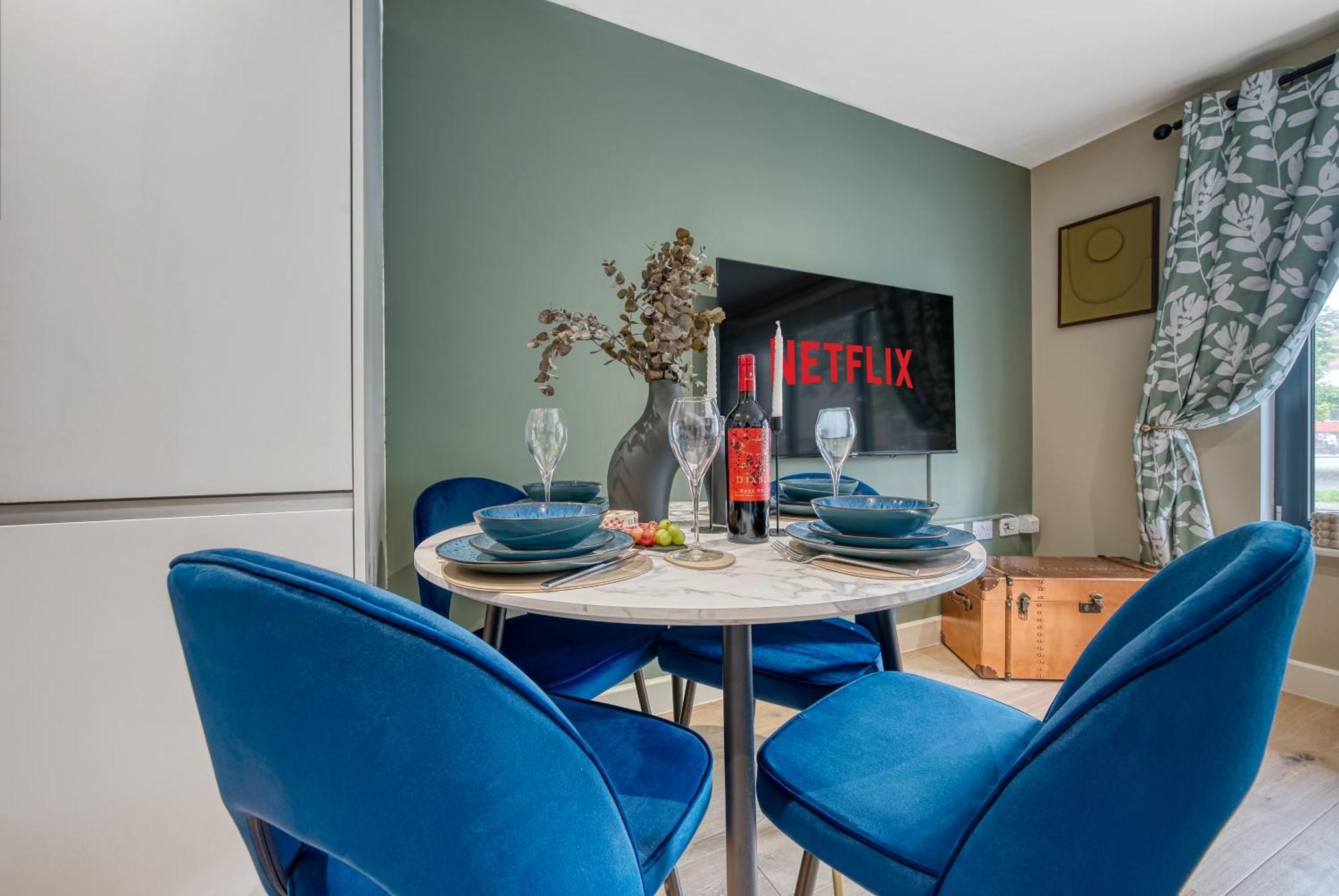 Ocean Village 1-Bedroom Luxurious, Stylish & Cosy Apartment, Central Location In Southampton, Sleeps 4 - Summer Special Offer! - By Blue Puffin Stays Exterior photo