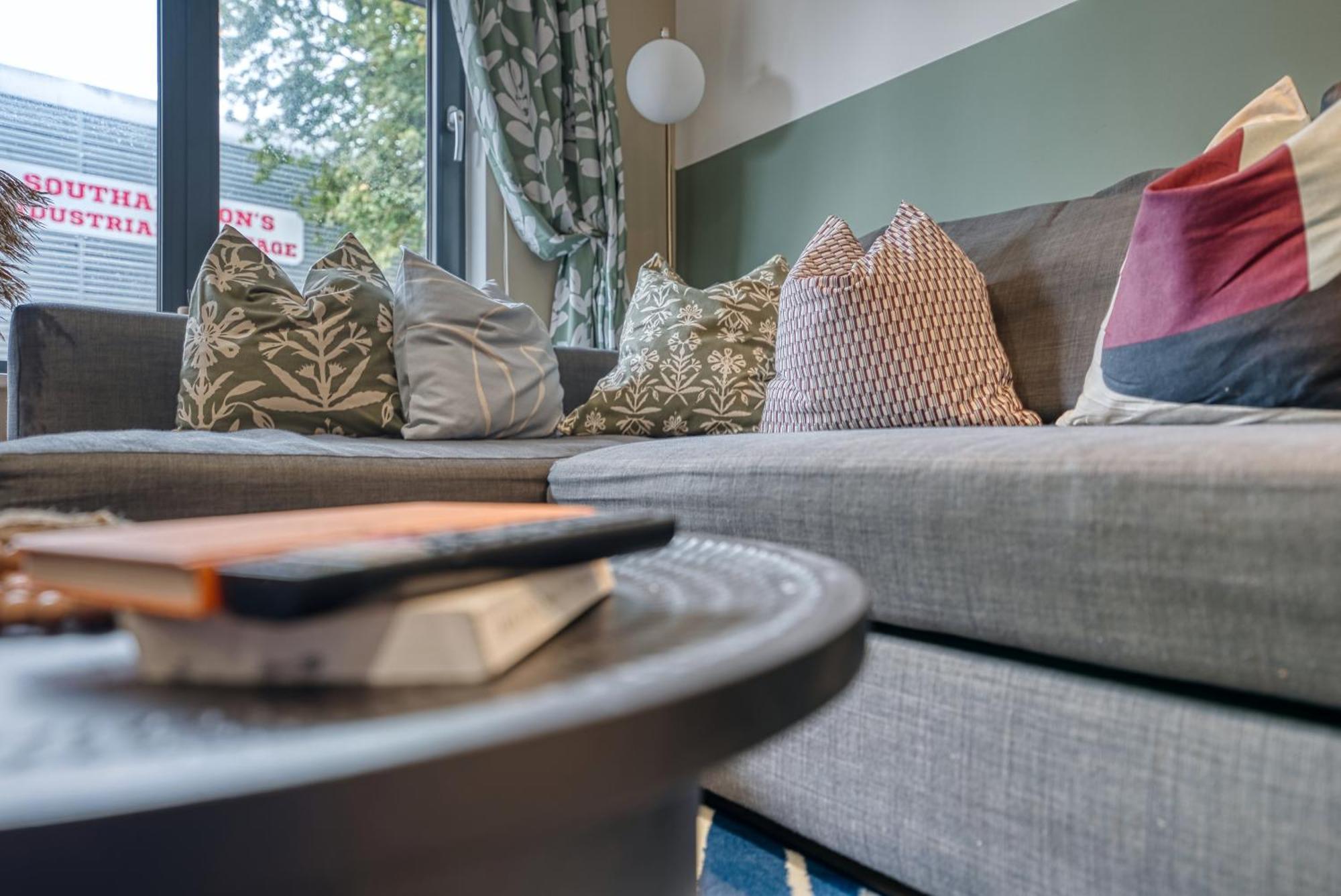 Ocean Village 1-Bedroom Luxurious, Stylish & Cosy Apartment, Central Location In Southampton, Sleeps 4 - Summer Special Offer! - By Blue Puffin Stays Exterior photo