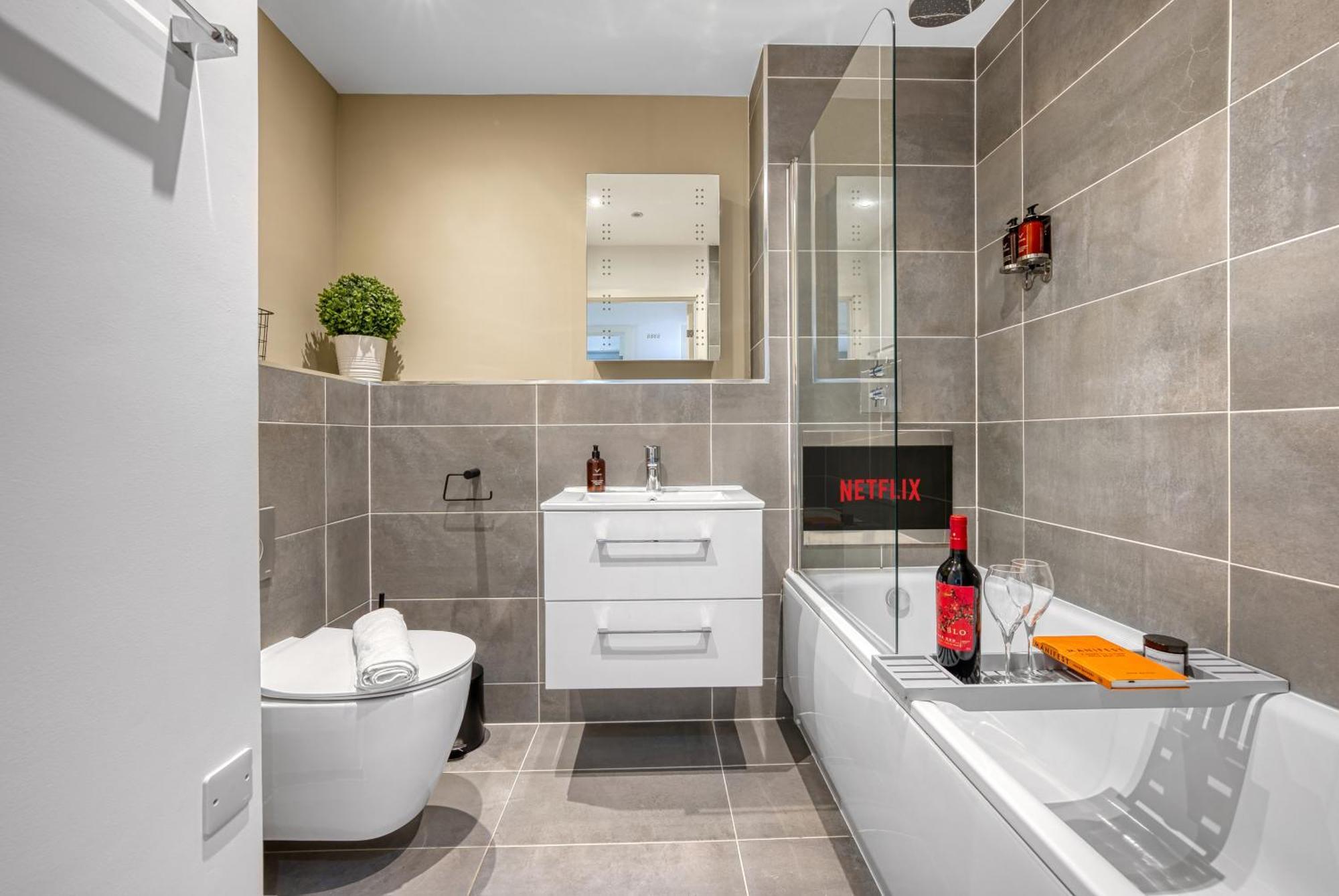 Ocean Village 1-Bedroom Luxurious, Stylish & Cosy Apartment, Central Location In Southampton, Sleeps 4 - Summer Special Offer! - By Blue Puffin Stays Exterior photo
