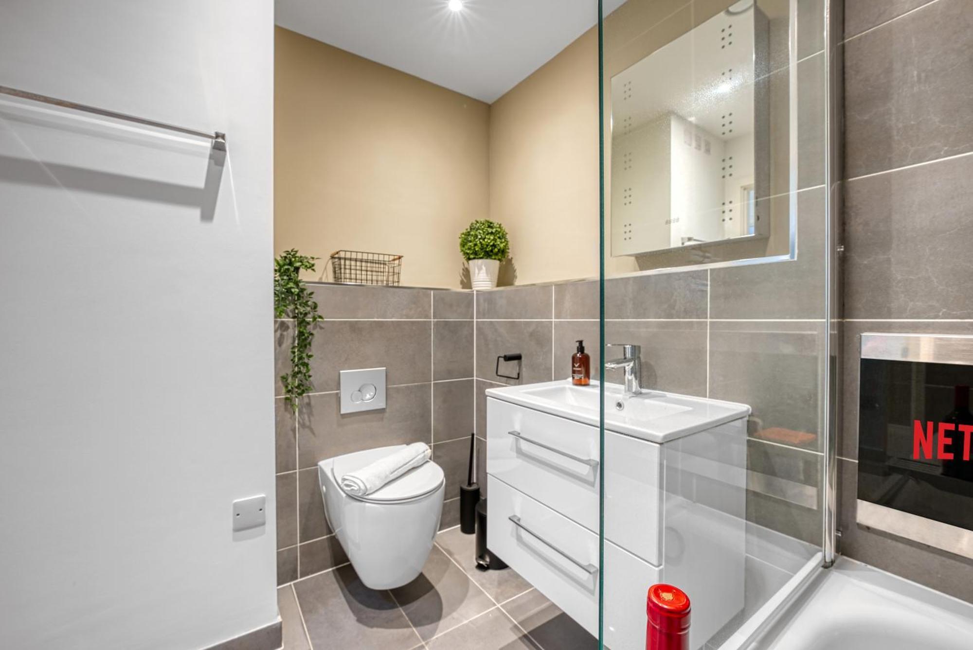 Ocean Village 1-Bedroom Luxurious, Stylish & Cosy Apartment, Central Location In Southampton, Sleeps 4 - Summer Special Offer! - By Blue Puffin Stays Exterior photo