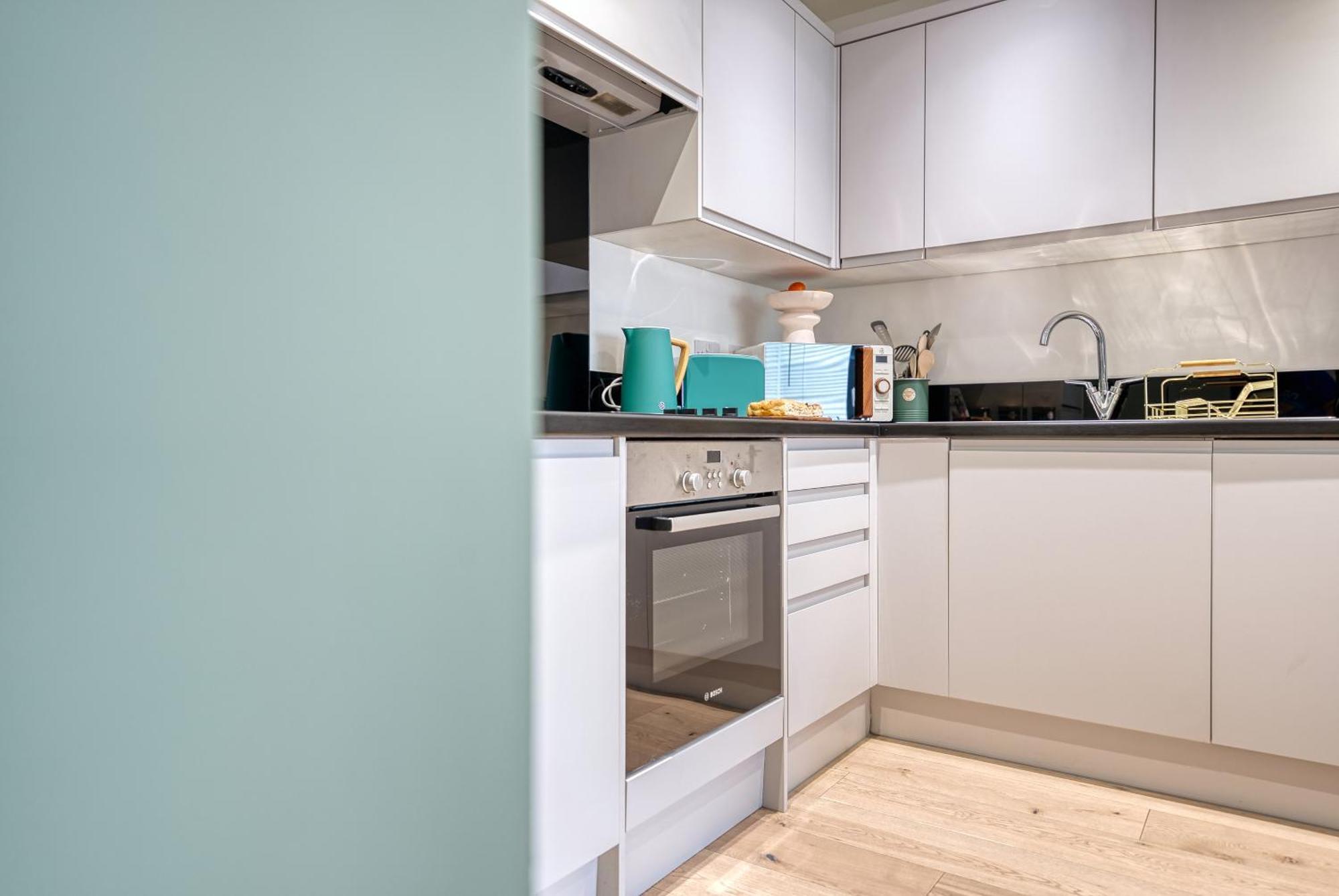 Ocean Village 1-Bedroom Luxurious, Stylish & Cosy Apartment, Central Location In Southampton, Sleeps 4 - Summer Special Offer! - By Blue Puffin Stays Exterior photo
