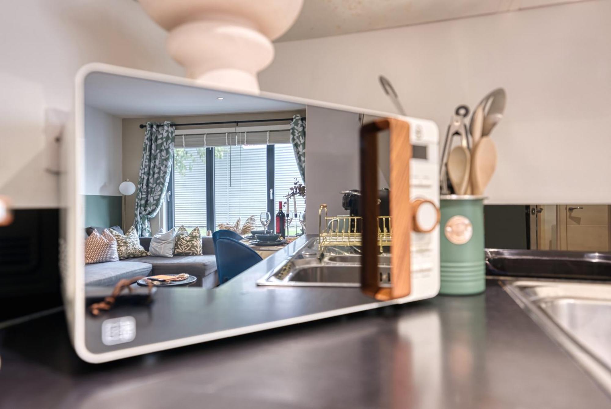 Ocean Village 1-Bedroom Luxurious, Stylish & Cosy Apartment, Central Location In Southampton, Sleeps 4 - Summer Special Offer! - By Blue Puffin Stays Exterior photo