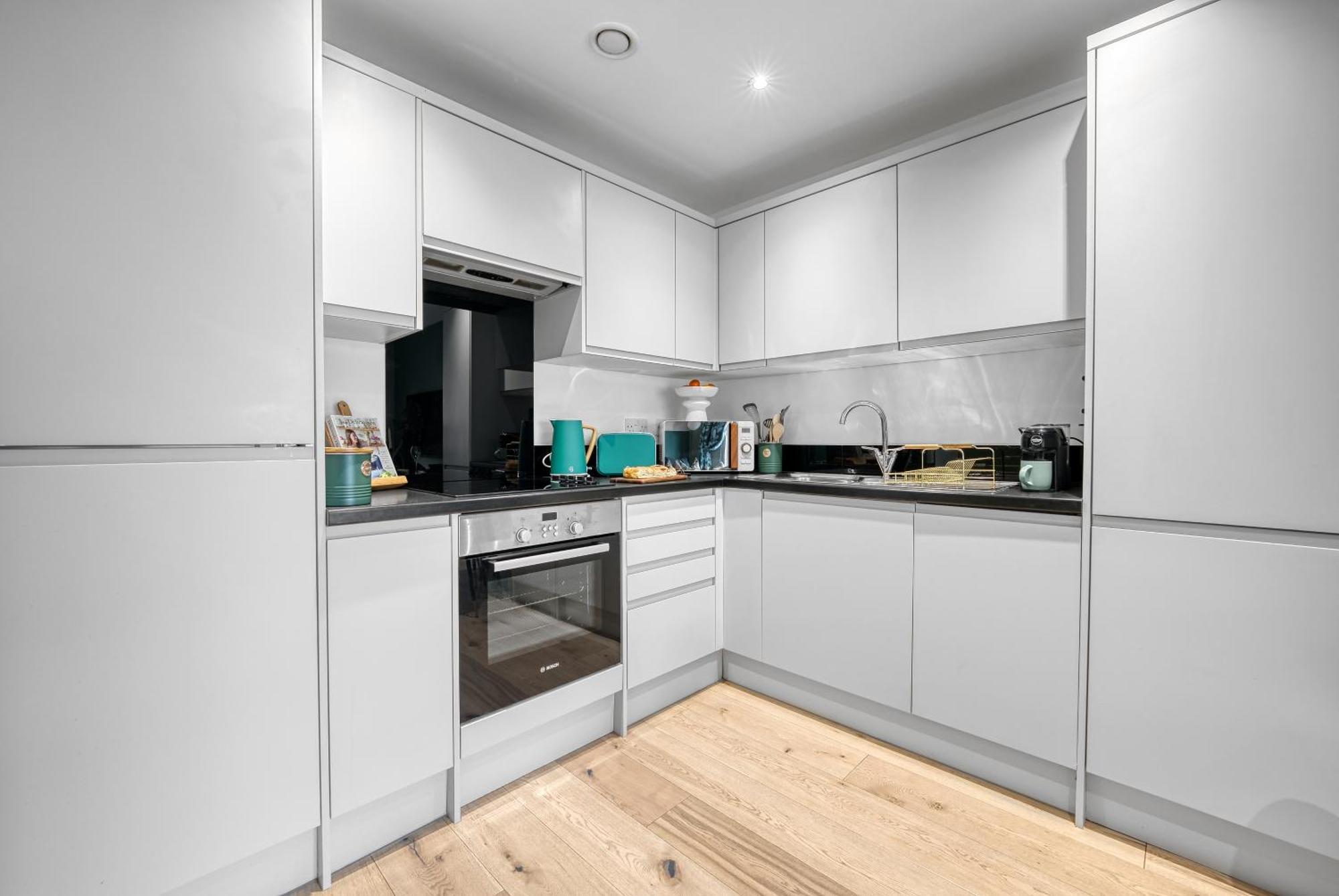 1 Bedroom Ocean Village Luxurious, Stylish & Cosy Apartment, Central Location In Southampton, Sleeps 4 - Summer Special Offer! - By Blue Puffin Stays Exterior photo